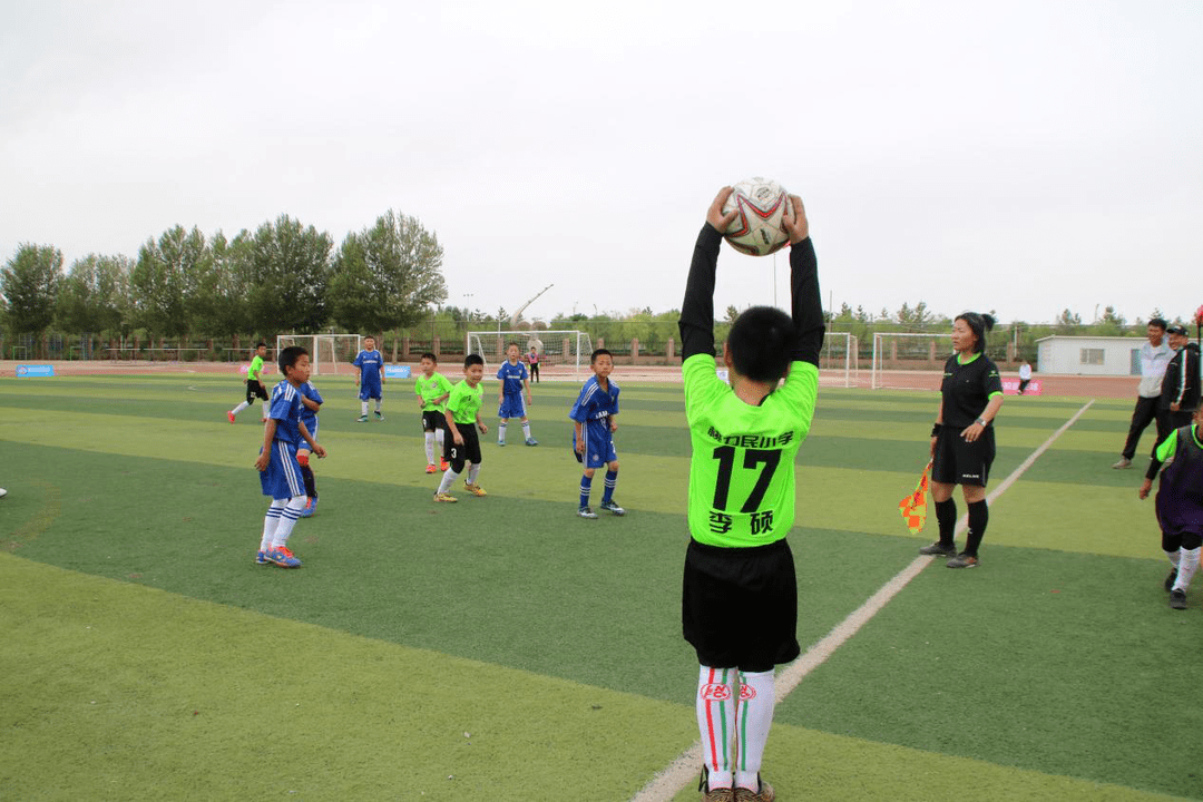 关于足球比赛赛场上掀起热潮,球员风采各异的信息 关于足球比赛赛场上掀起热潮,球员风采各异的信息