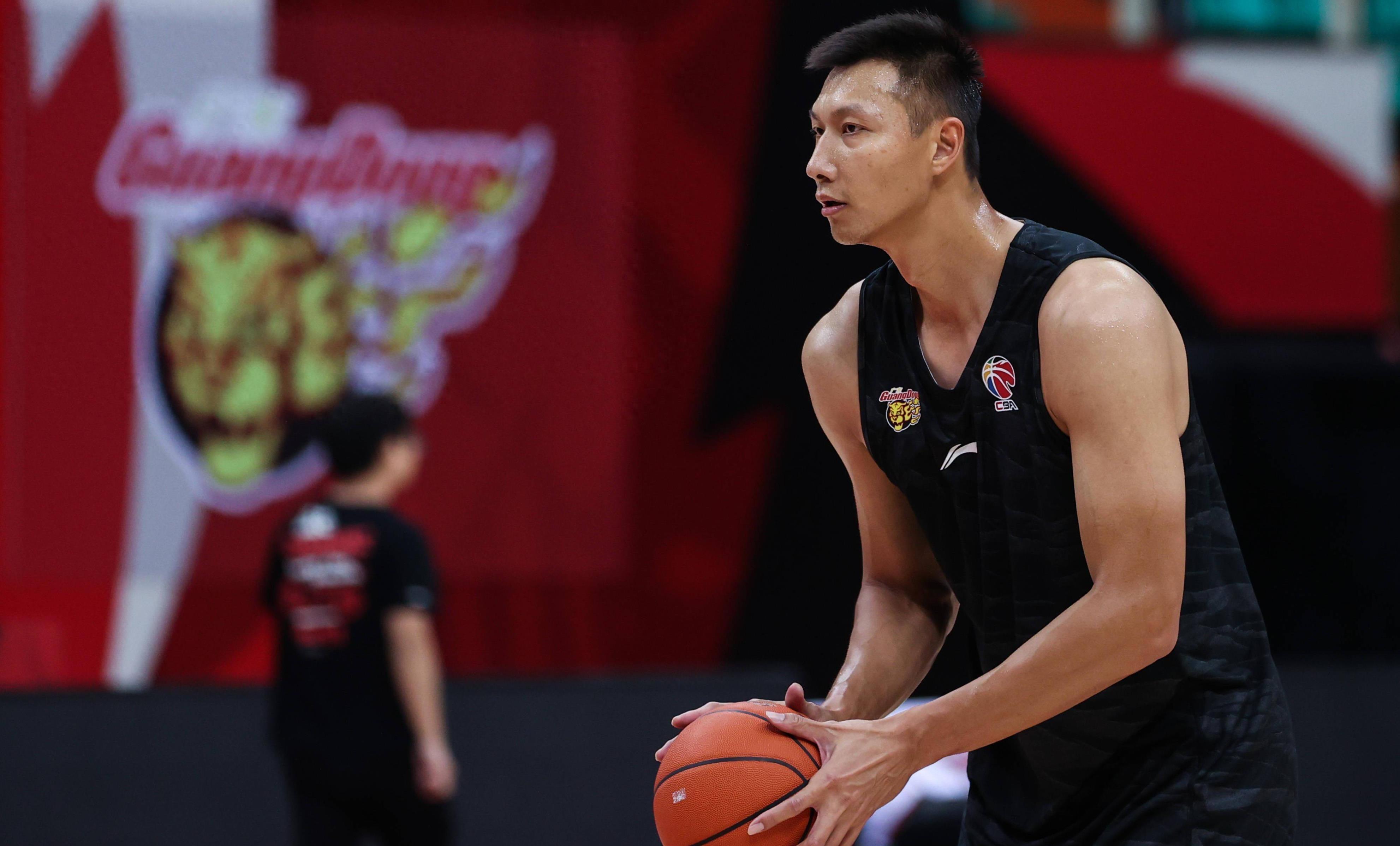 od体育app-易建联现身球场，为广州富力加油助威