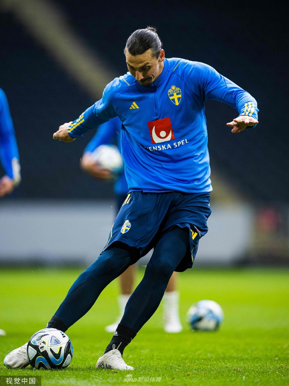 欧预赛比赛积极备战,球员兢兢业业拼搏赛场 欧预赛比赛积极备战,球员兢兢业业拼搏赛场