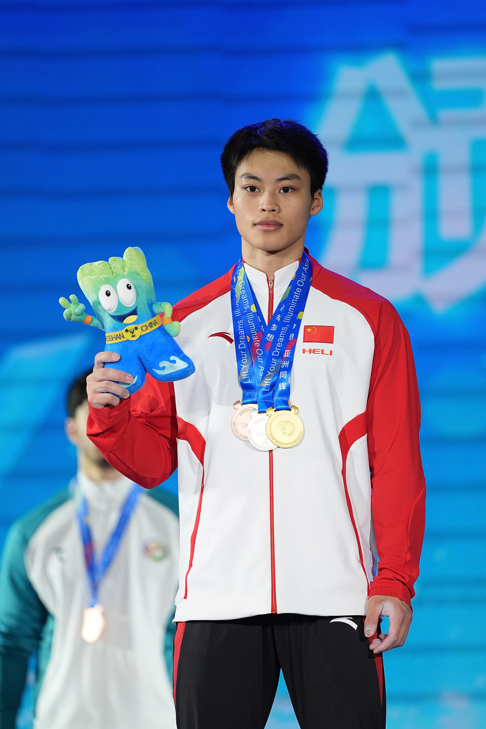 od体育登录-举重选手超越自我，登顶冠军领奖台的简单介绍