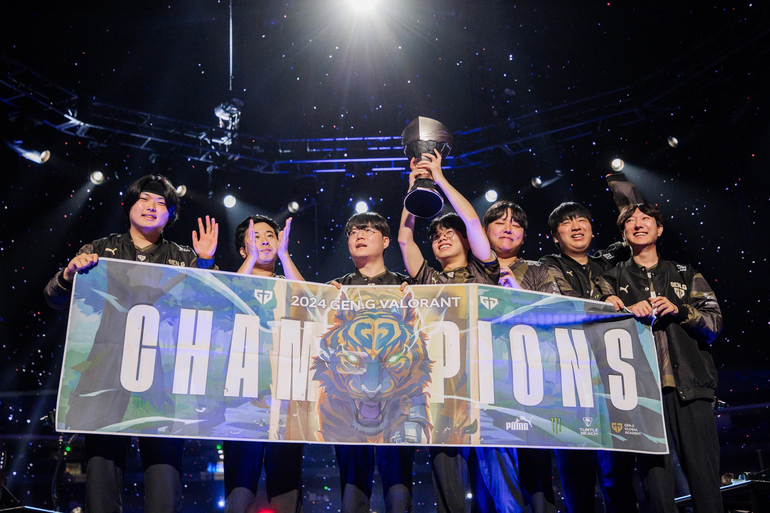 球队在比赛中展现出团队合作的默契,取得胜利 球队在比赛中展现出团队合作的默契,取得胜利