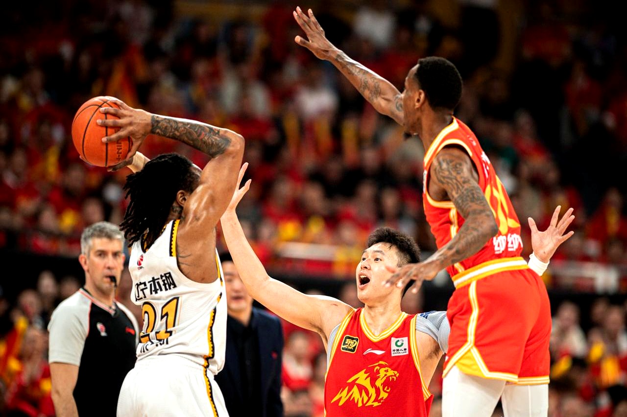 纷争不断,赛场上球队实力均衡的简单介绍 纷争不断,赛场上球队实力均衡的简单介绍