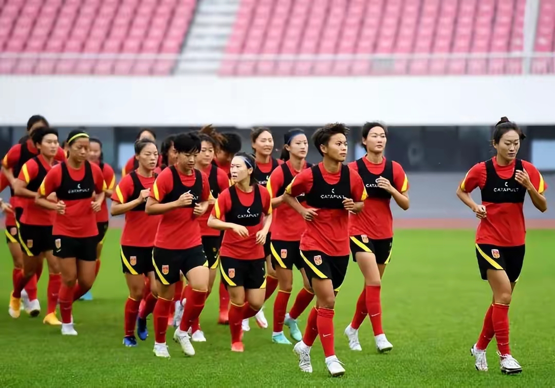 od体育课程-张某在女足比赛中表现出色，成为焦点