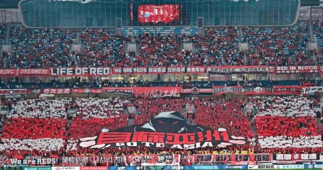 忠实球迷通过各种方式支持自己心爱的球队的简单介绍 忠实球迷通过各种方式支持自己心爱的球队的简单介绍