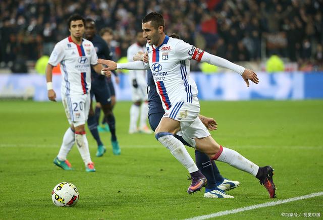 里昂队球员们拼尽全力取得胜利