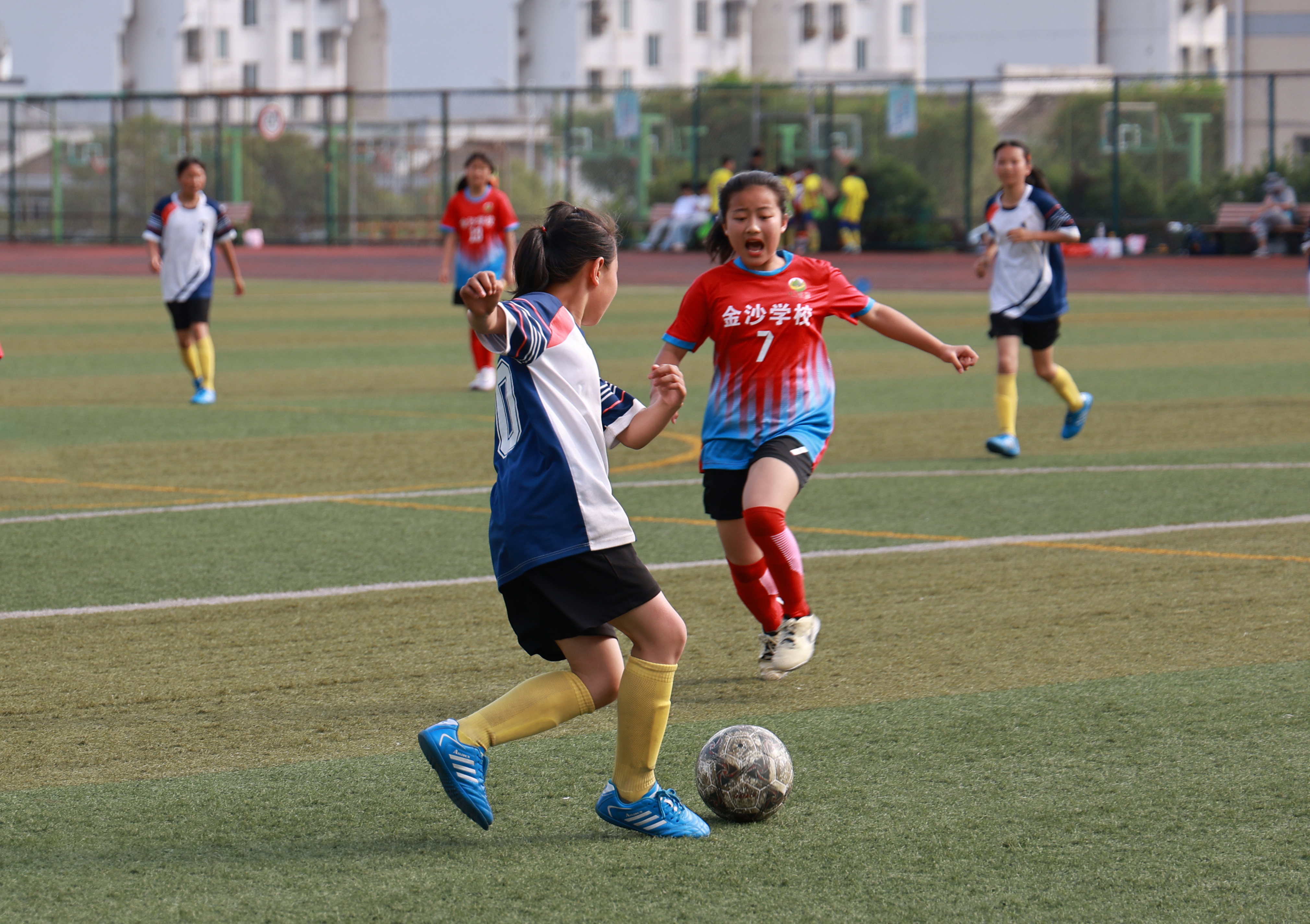 od体育官网登录网址-足球比赛中，女队伍奋勇争先力争冠军