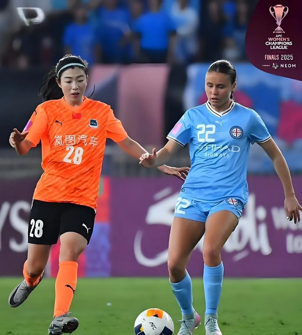 足球比赛中,女队伍奋勇争先力争冠军 足球比赛中,女队伍奋勇争先力争冠军