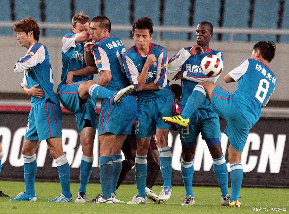 足球赛场上的较量凸显实力差距 足球赛场上的较量凸显实力差距