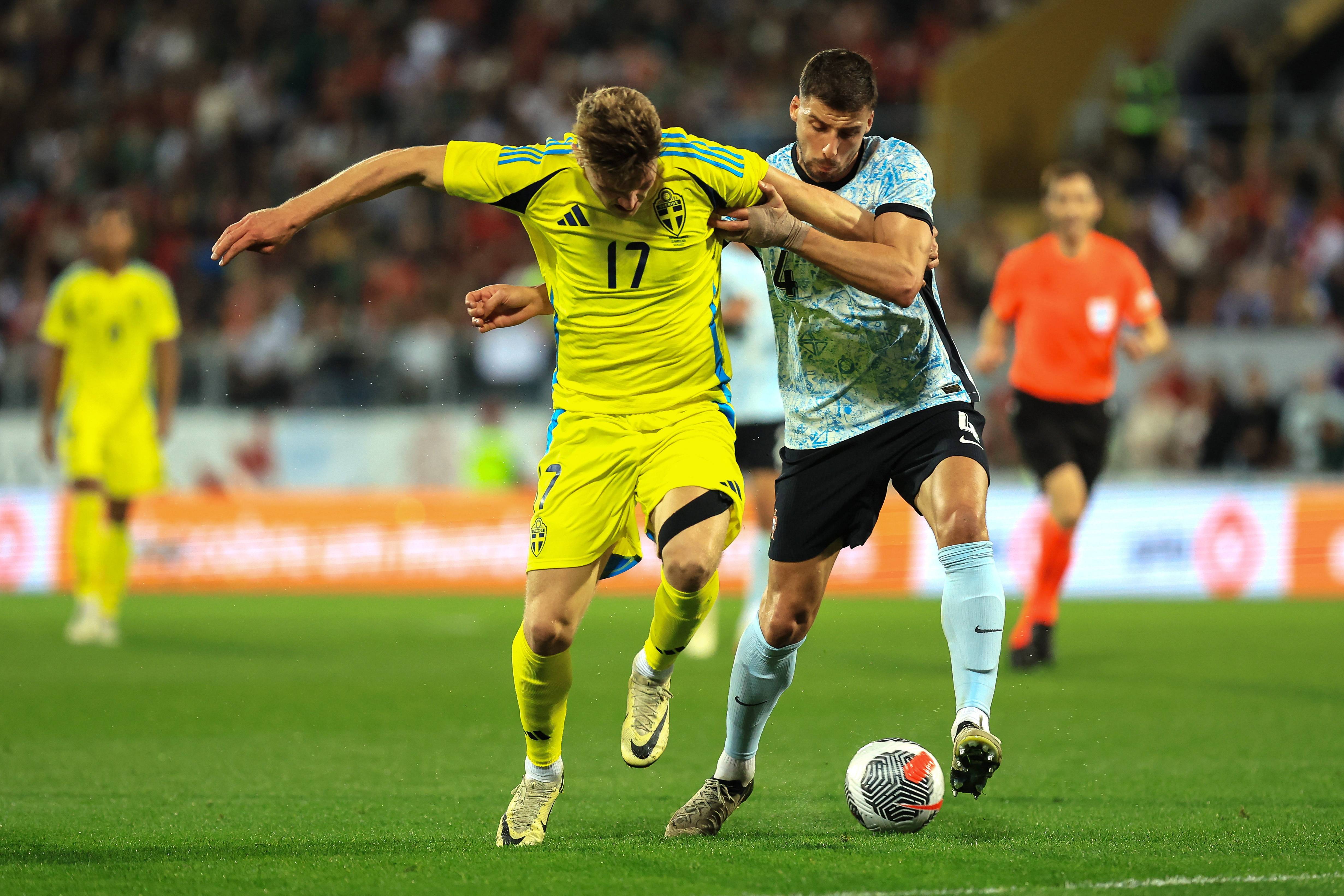 足球联赛场上精彩绝伦,实力对抗火爆上演的简单介绍 足球联赛场上精彩绝伦,实力对抗火爆上演的简单介绍