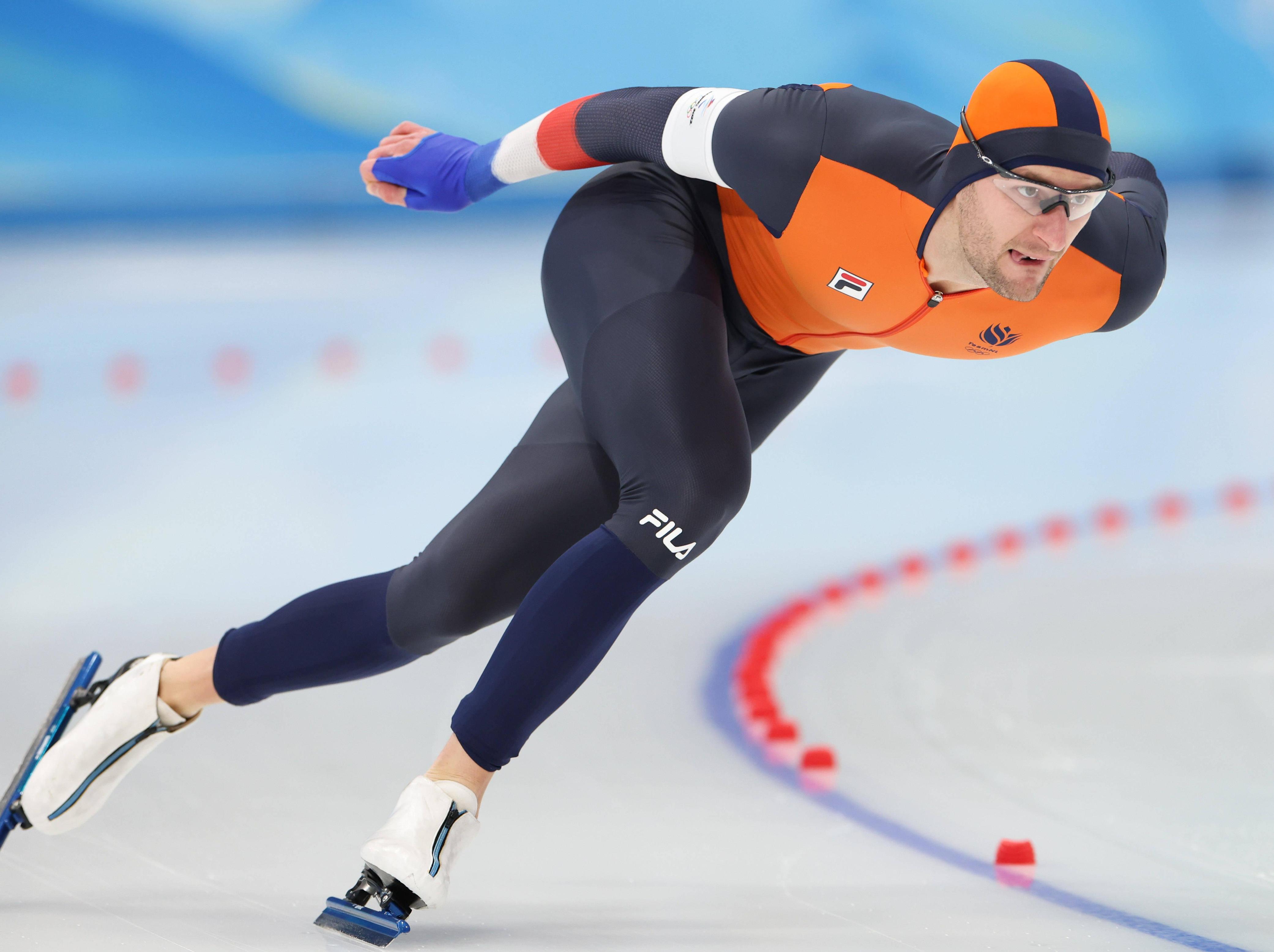 速度滑冰比赛中,荷兰选手表现抢眼,勇夺金牌 速度滑冰比赛中,荷兰选手表现抢眼,勇夺金牌