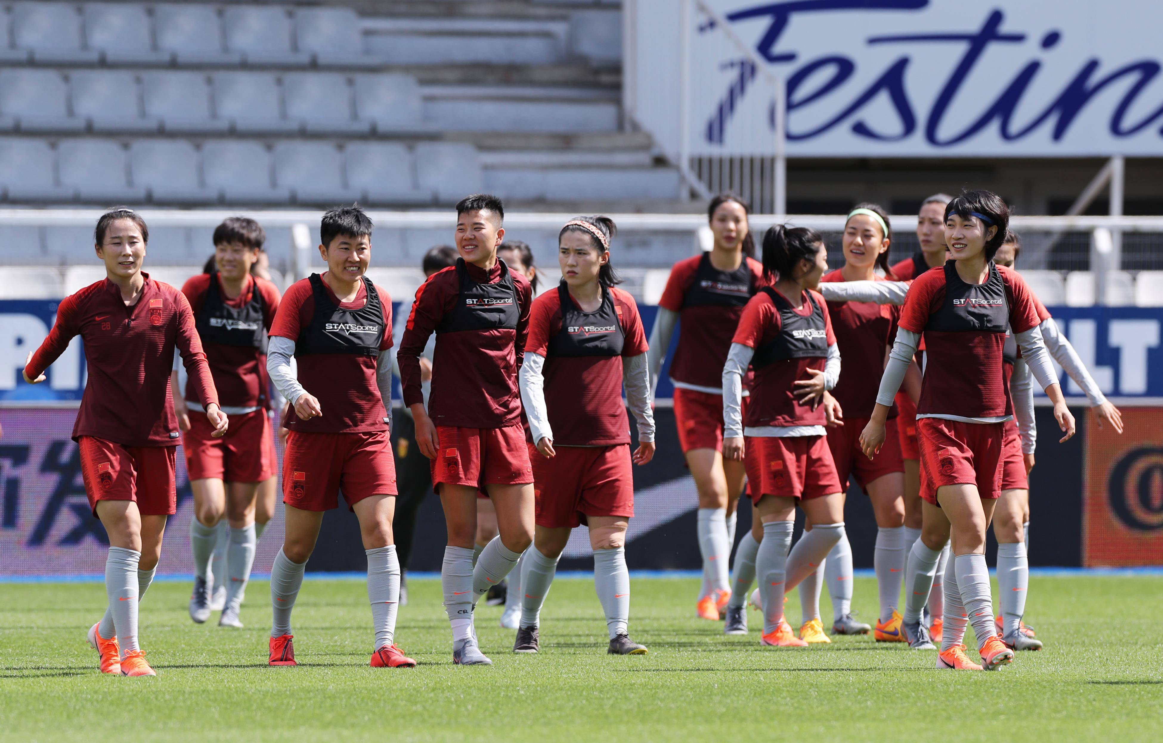 球场上女足队员展现技艺超群 球场上女足队员展现技艺超群