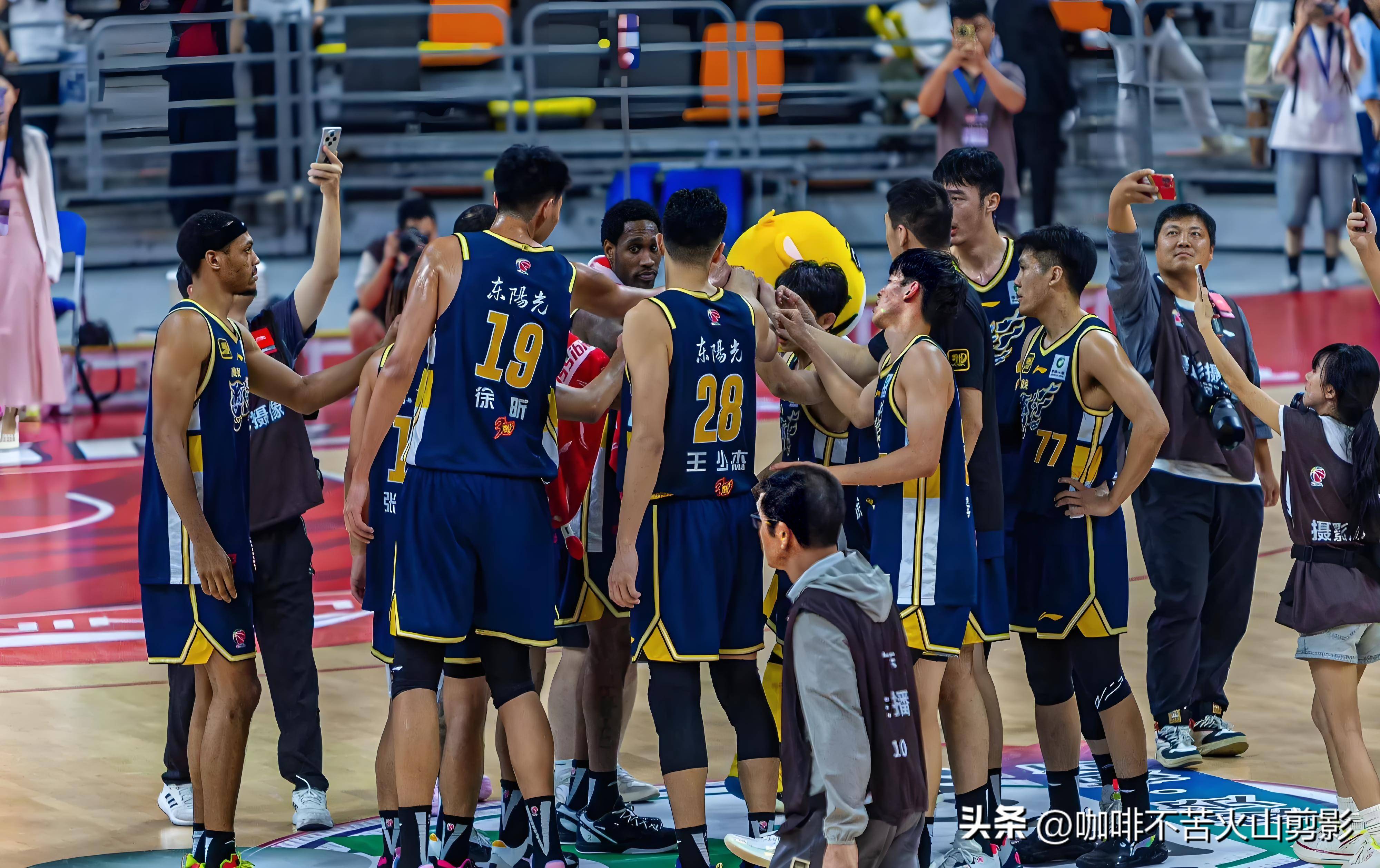 球队助教调整阵容,篮球比赛意外惊喜层出不穷 球队助教调整阵容,篮球比赛意外惊喜层出不穷