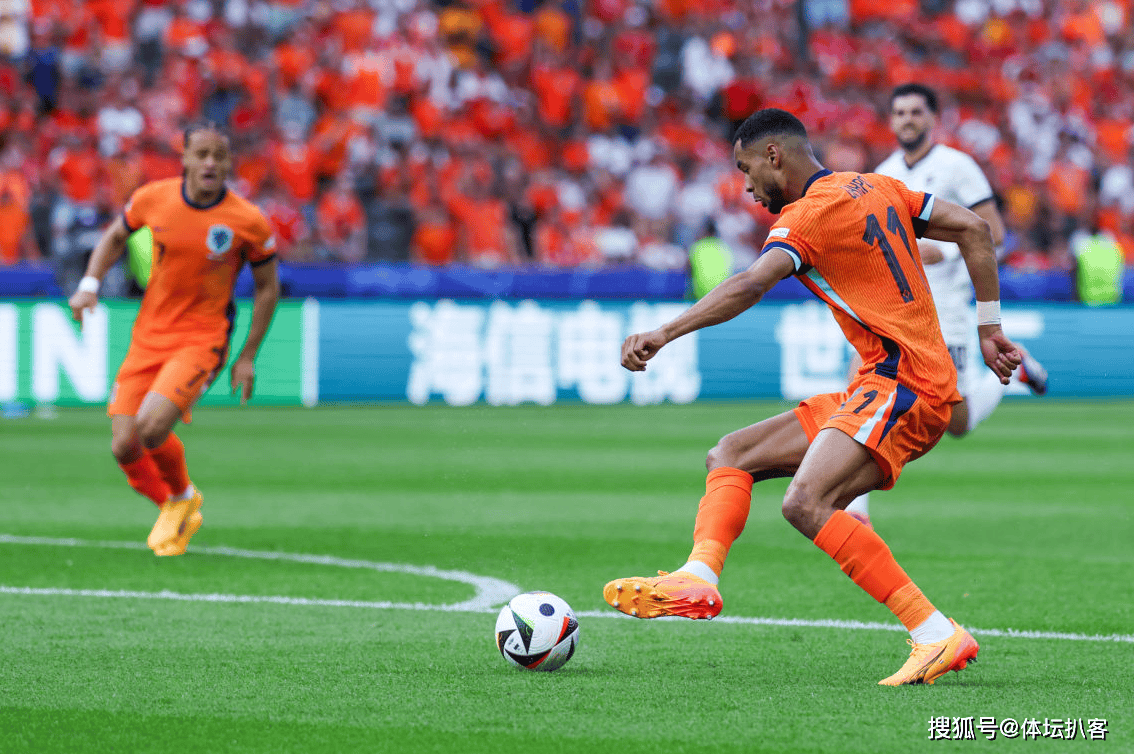 od体育在线-奥地利队球员突破射门，晋级欧洲杯