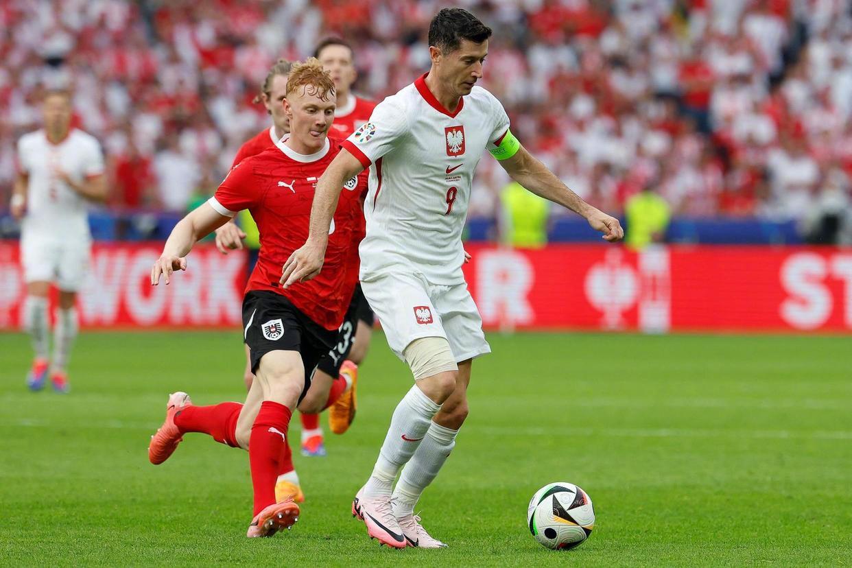 奥地利队球员突破射门，晋级欧洲杯