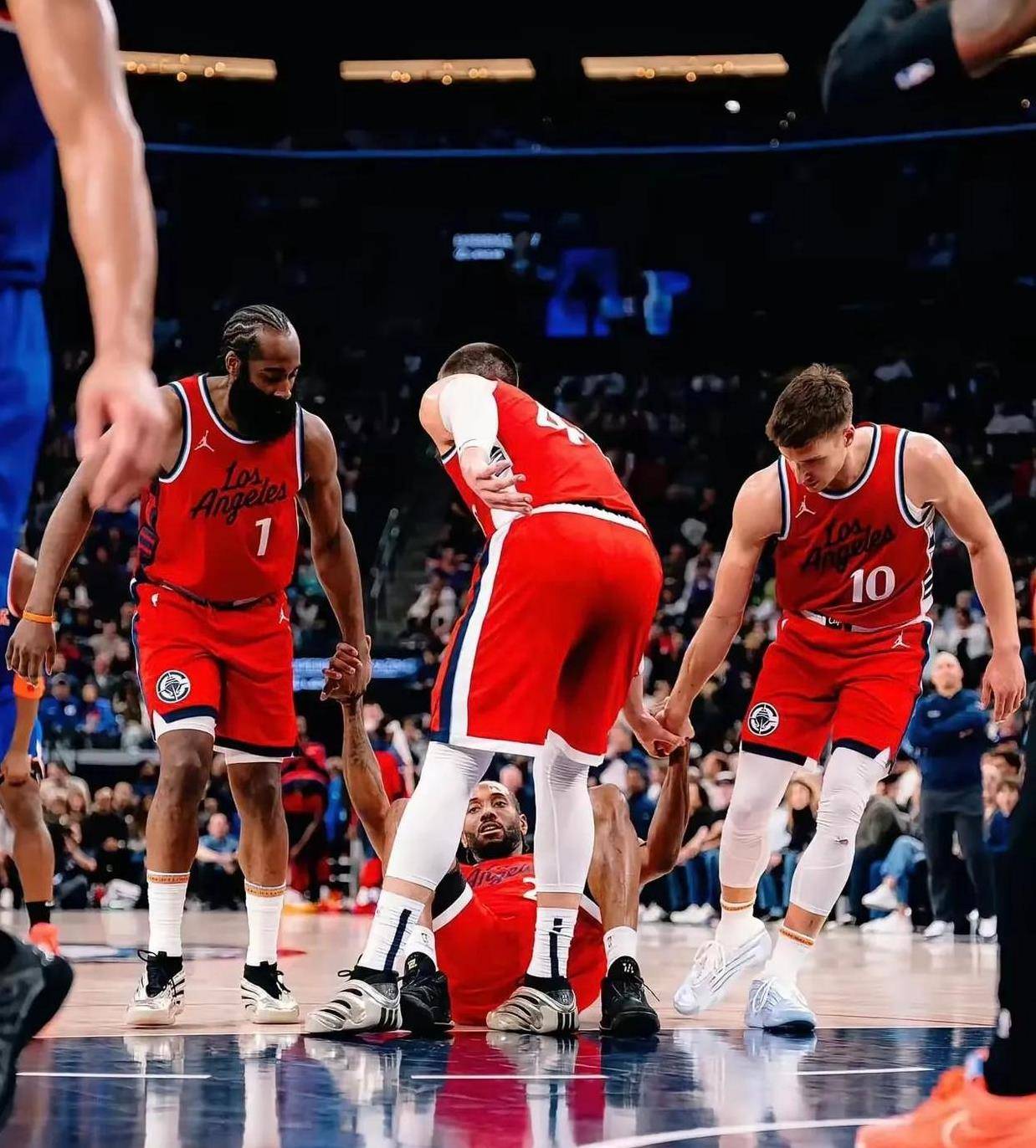 快船击败马刺取得四连胜 快船击败马刺取得四连胜